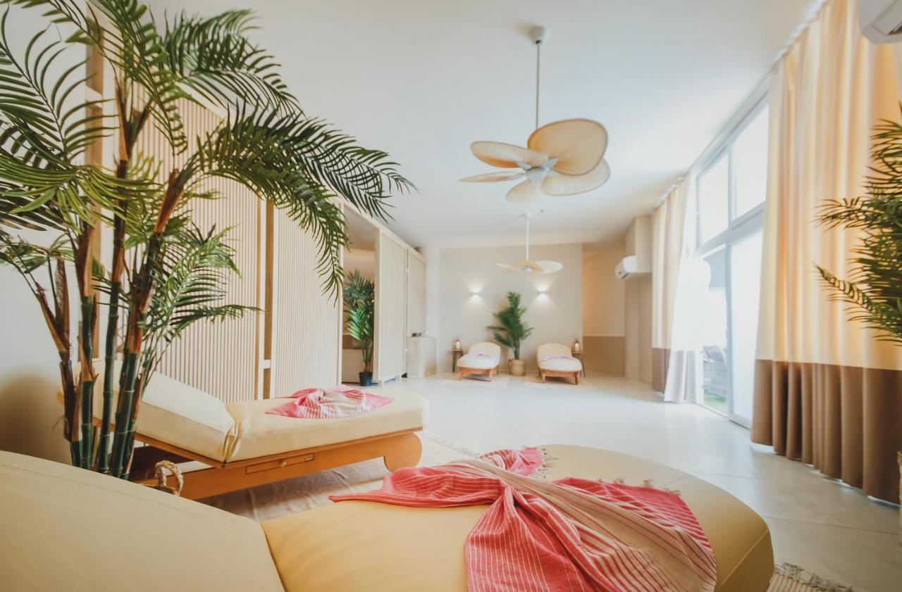 Luxury Sea View Two Bedroom Apartment In Caesar Resort & Spa, Long Beach Perivolia tou Trikomou Bagian luar foto